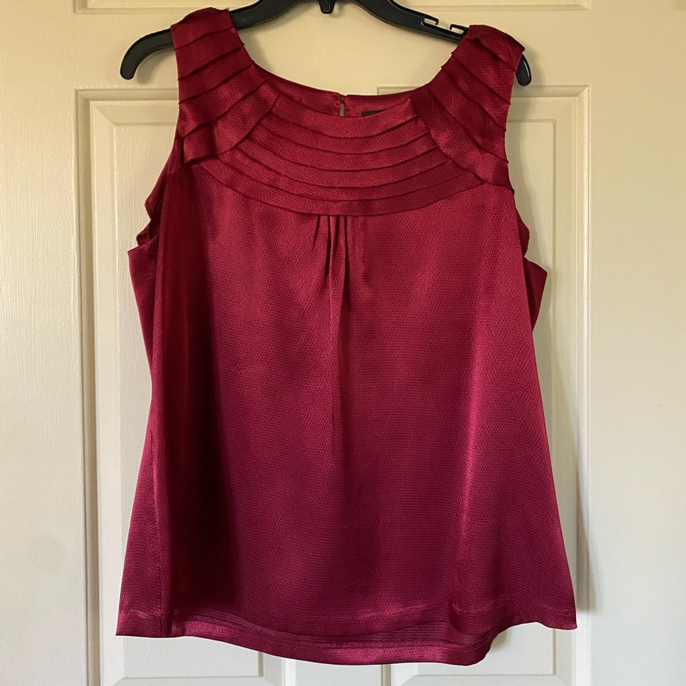 Dana Buchman size L red sleeveless shirt. Excellent condition!